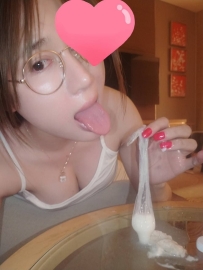 看到她拿着的滿滿精液嗎   沒錯 她就是欲求不滿女王