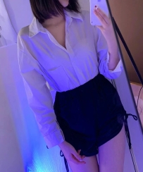 蔡娜是一位護士  最近老公出差 情慾高漲  每天玩具都滿足不了
